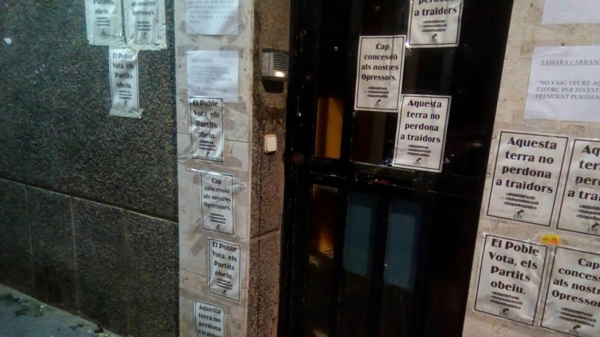 Els CDR omplen de cartells i brossa les seus d'ERC a Reus i Tarragona i els acusa de 'traïdors'