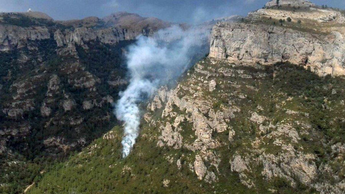 Diversos incendis afecten les Terres de l'Ebre a causa de les tempestes