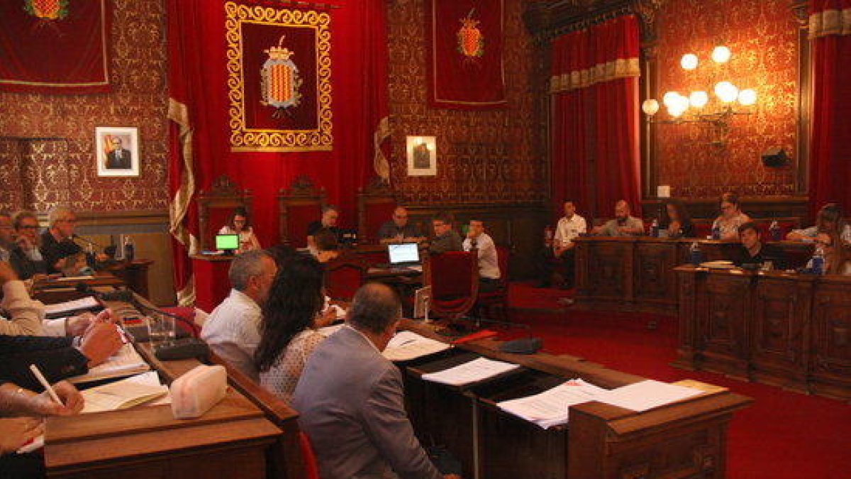 El ple de Tarragona rebutja retirar la pancarta de suport als presos independentistes