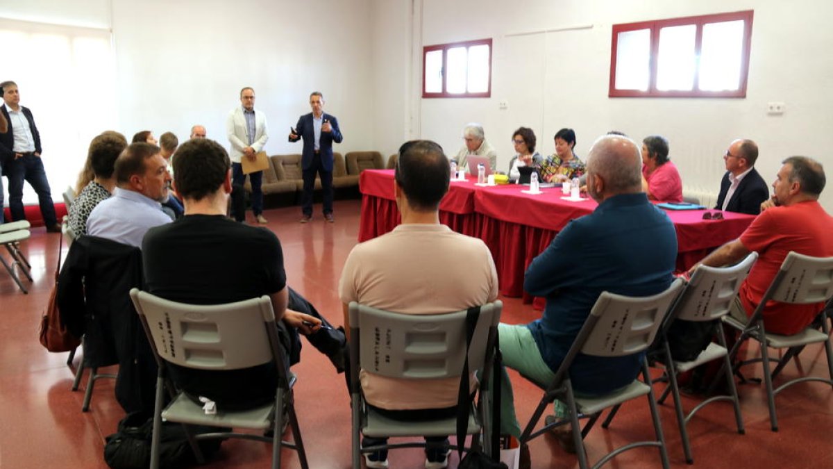Pla general dels membres del plenari del CoNCA amb representants culturals de les Terres de l'Ebre, a la Casa de la Cultura de Móra la Nova.