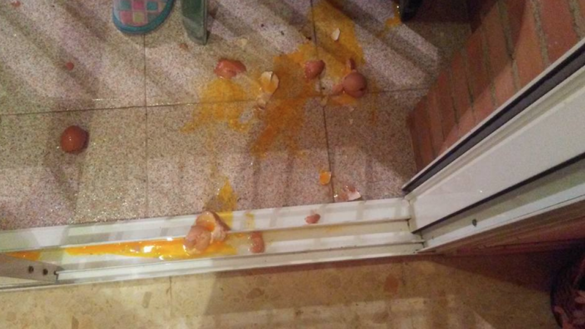 Un grupo de jóvenes tira huevos contra pisos bajos a Sant Pere i Sant Pau