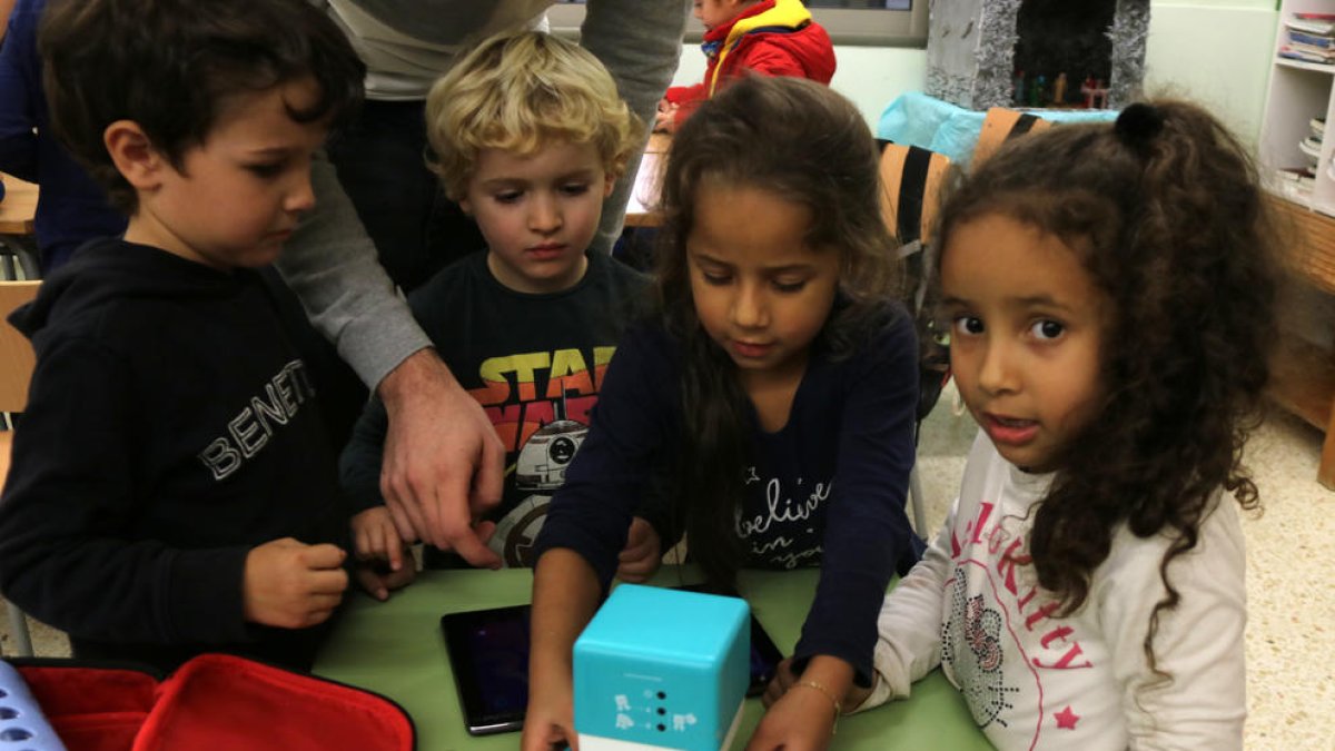 Drones i robots a l'aula: mestres de la URV creen una cooperativa que presta formació en noves tecnologies a l'escola