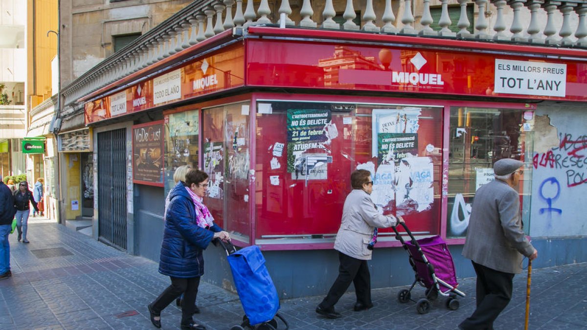 Els veïns del centre de Tarragona denuncien la presència de cartells sense permís