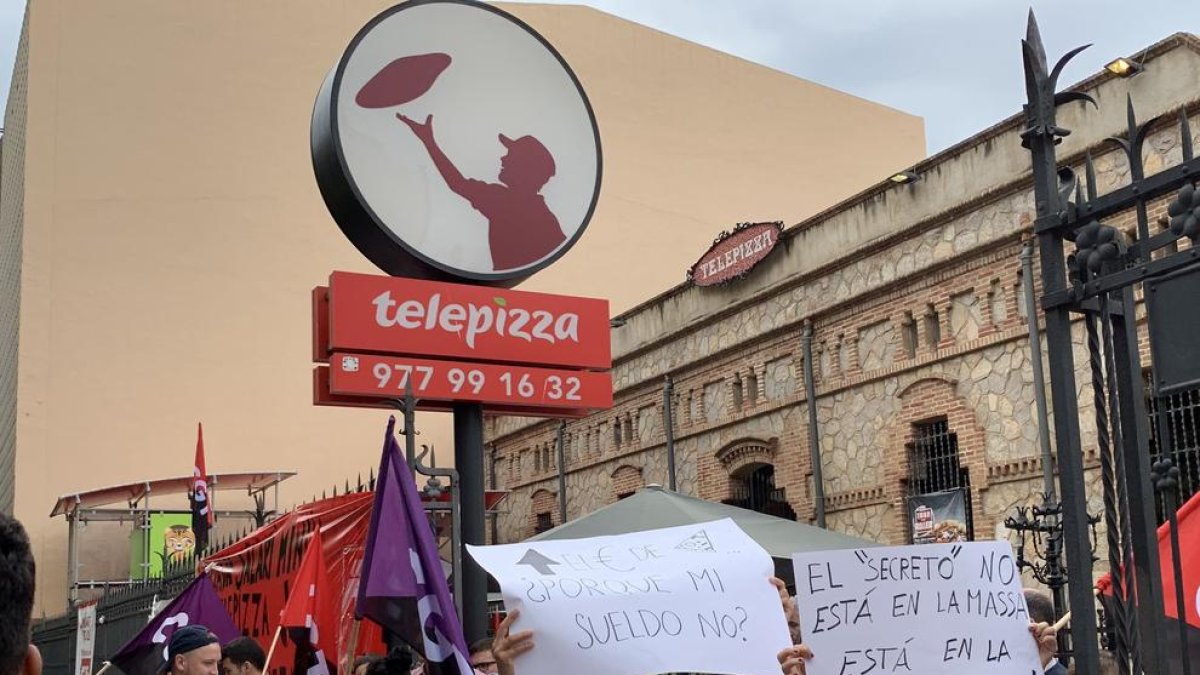 Éxito de participación en la huelga de trabajadores del Telepizza de Reus