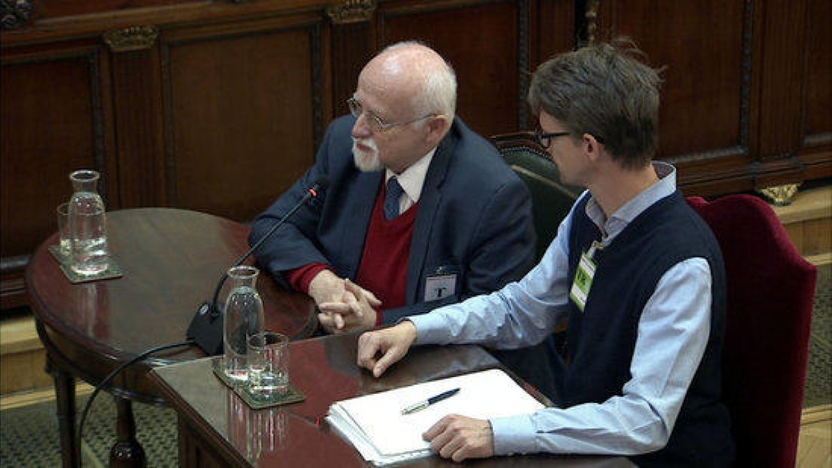 Imatge general de l'exdiputat alemany Bernhard von Grünberg (a l'esquerra) declarant com a testimoni al Tribunal Suprem.