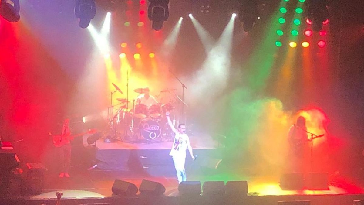 Llargues cues per accedir al concert de tribut a Queen a la TAP