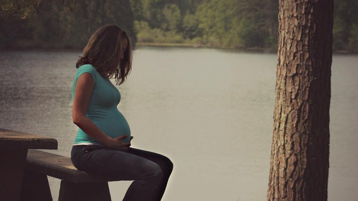 Un estudi relaciona el temps que les embarassades passen assegudes amb el greix dels nadons