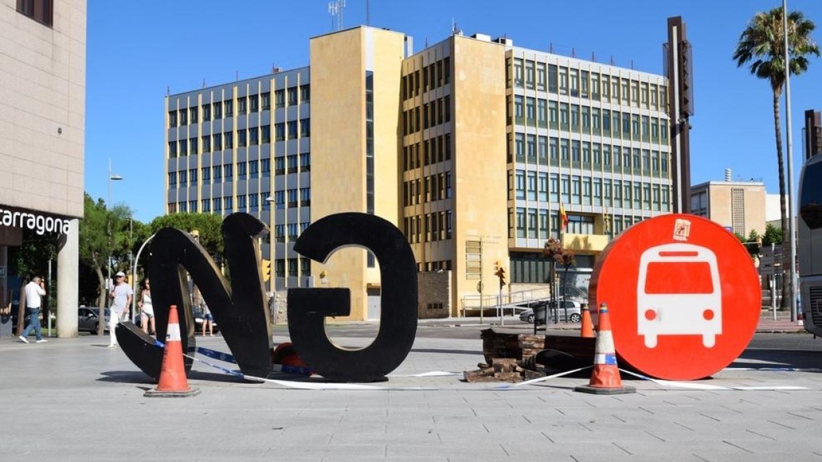 Trenquen el logotip 'TGN' de la plaça Imperial Tàrraco