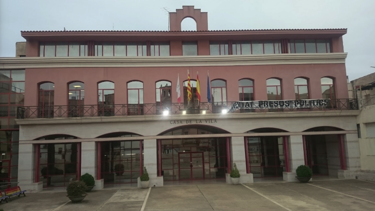 Imatge de l'Ajuntament d'Alcanar amb la pancarta dels presos.