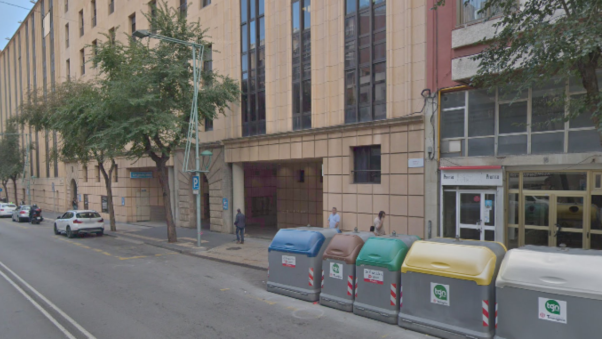 Quema un contenedor ante|delante de el hospital Santa Tecla de Tarragona