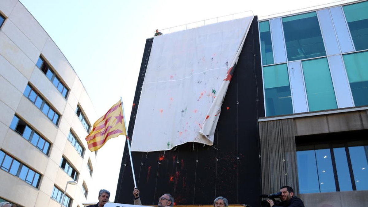 Sant Cugat manté, però girada, la pancarta que reclama la llibertat dels presos independentistes