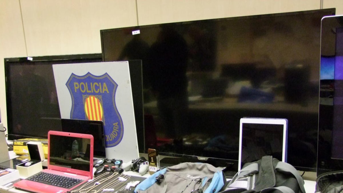 A prisión cuatro hombres detenidos en Reus por diez robos en viviendas en el Camp y el Ebre