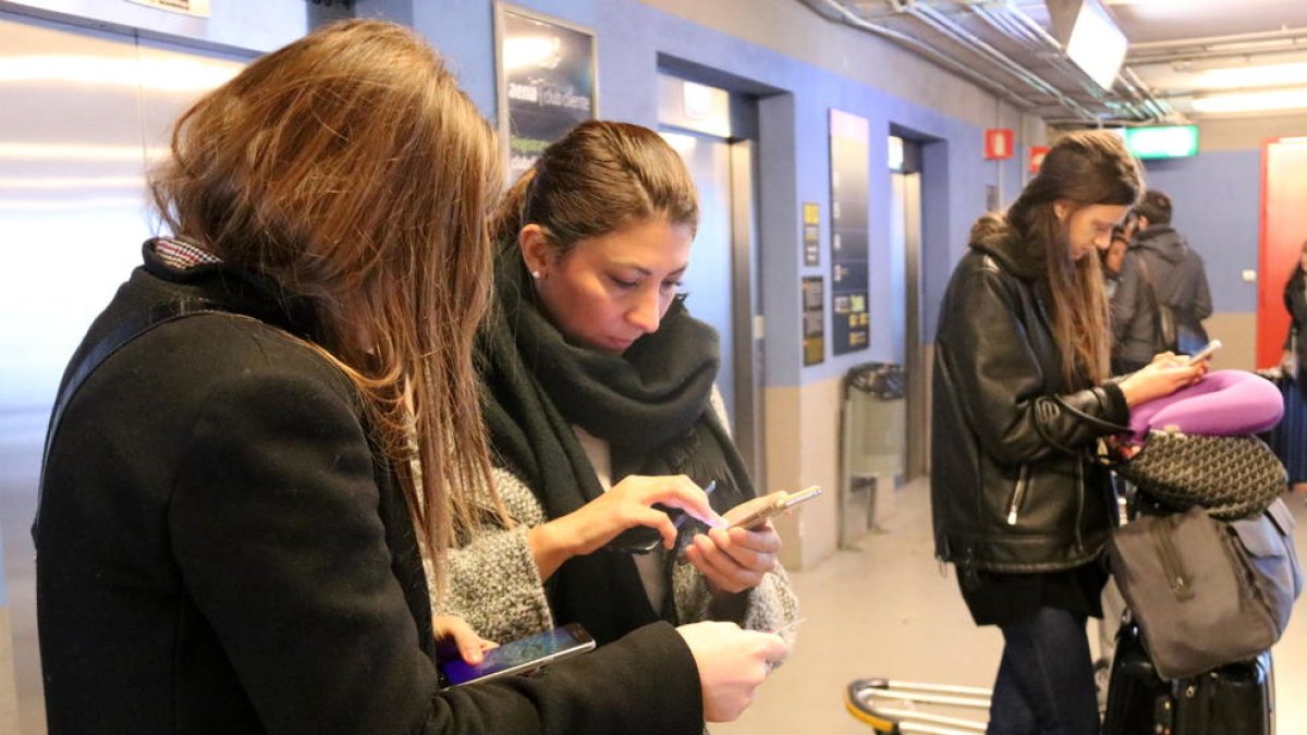 El castellà s'imposa al català a casa, amb els amics i al telèfon mòbil