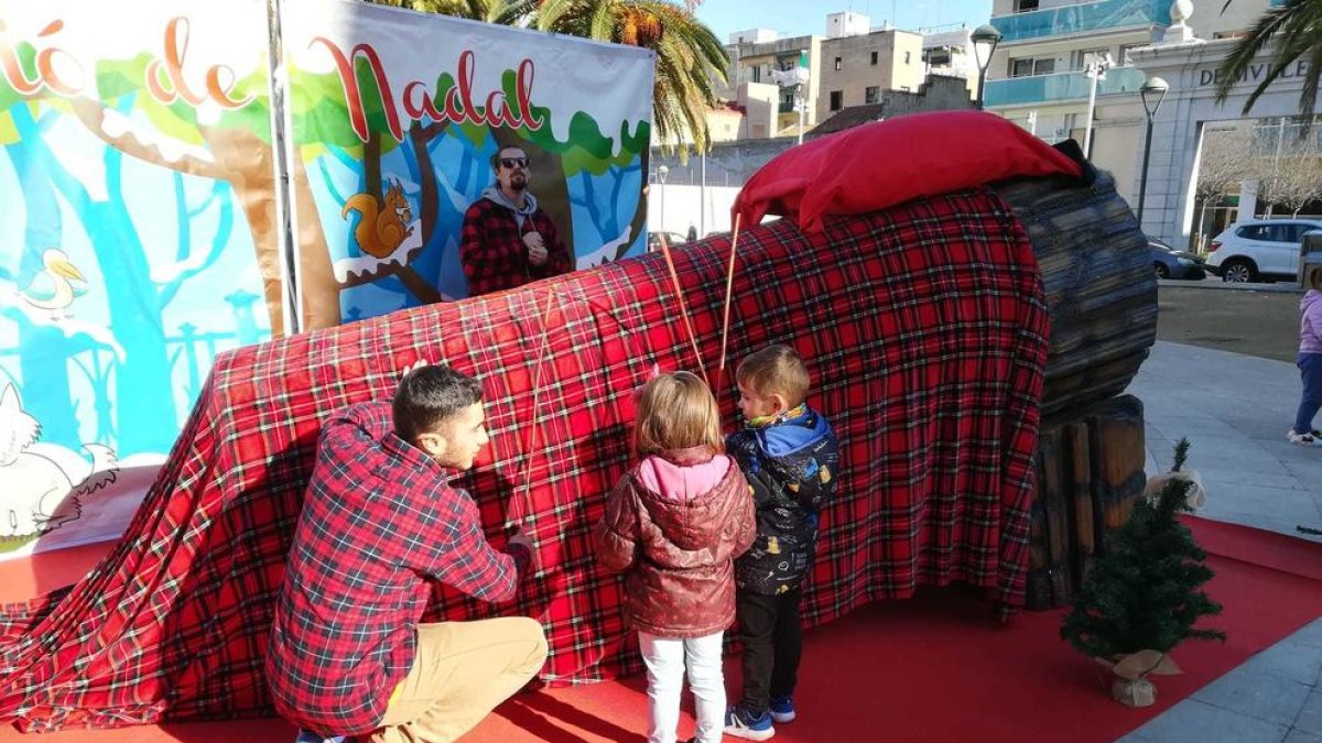 Cerca de un centenar de niños hacen cagar el tió a la plaza de los Niños