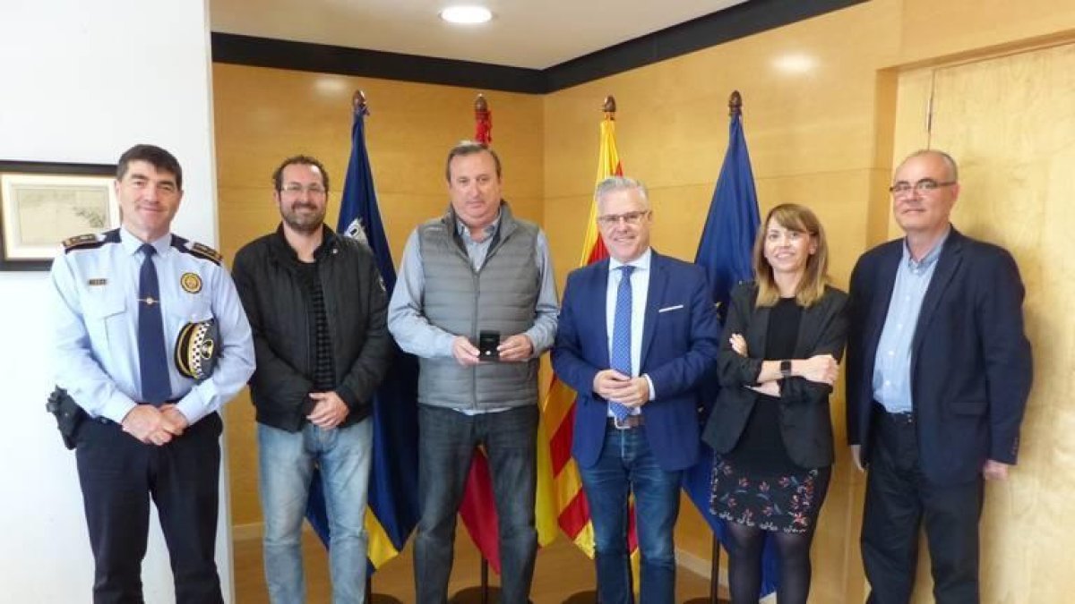 Granados lliura el pin de plata a Joan Montalà pels 25 anys a la Policia Local de Salou