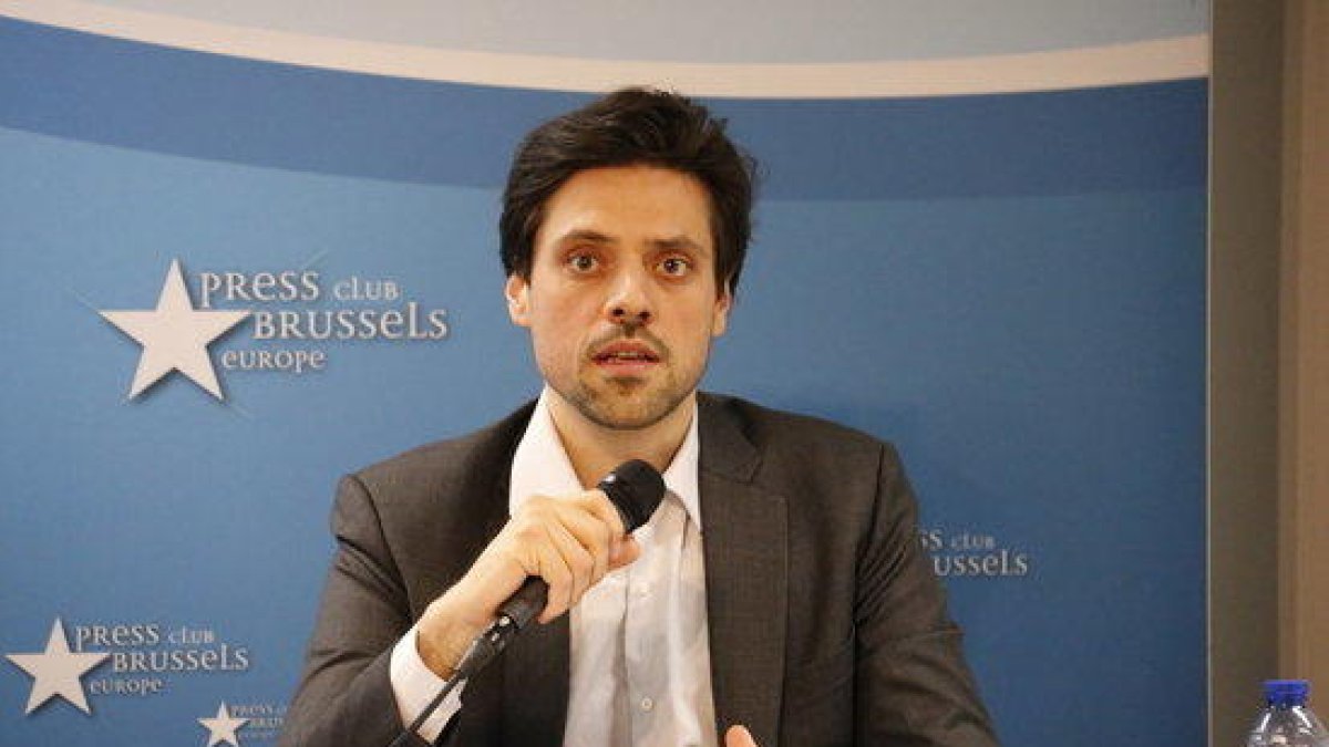 L'advocat de Cuixart, Olivier Peter, durant una atenció als mitjans a Brussel·les el 27 de març del 2019.