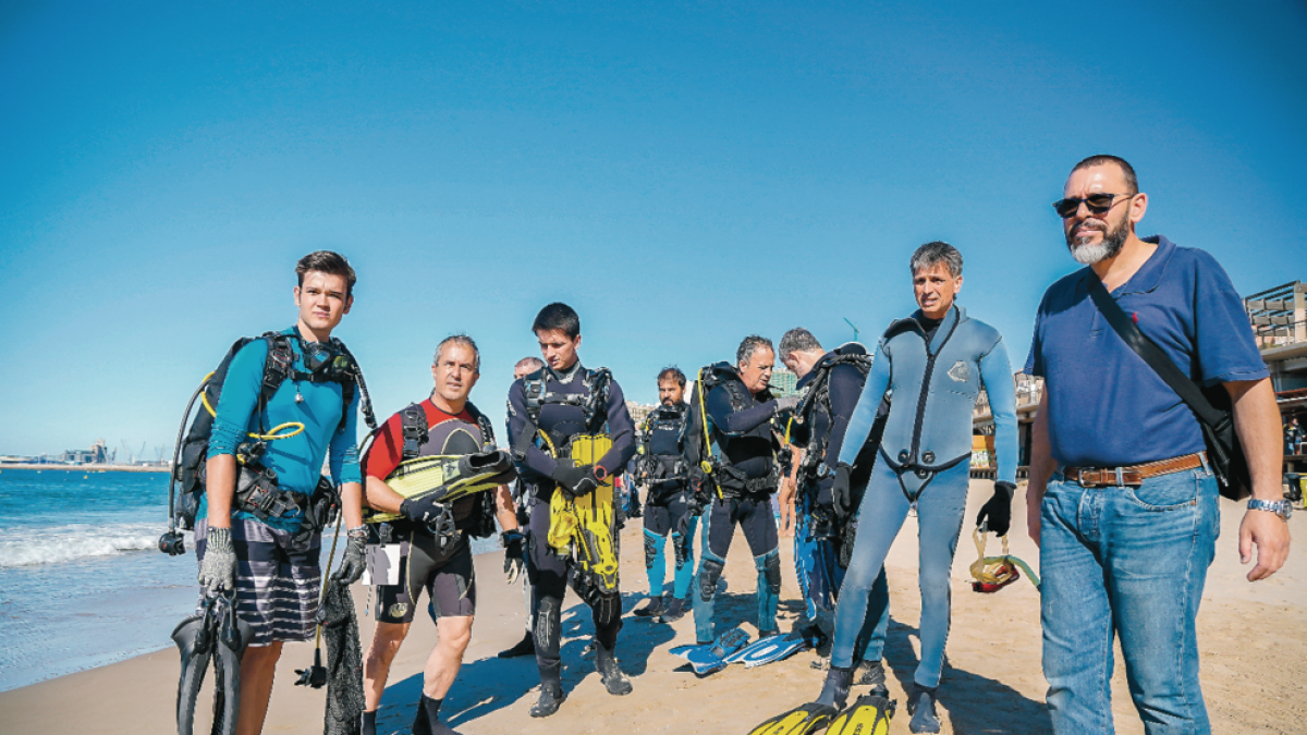 La SUS recopilación 100 kilos de desperdicios del fondo marino de la playa del Milagro