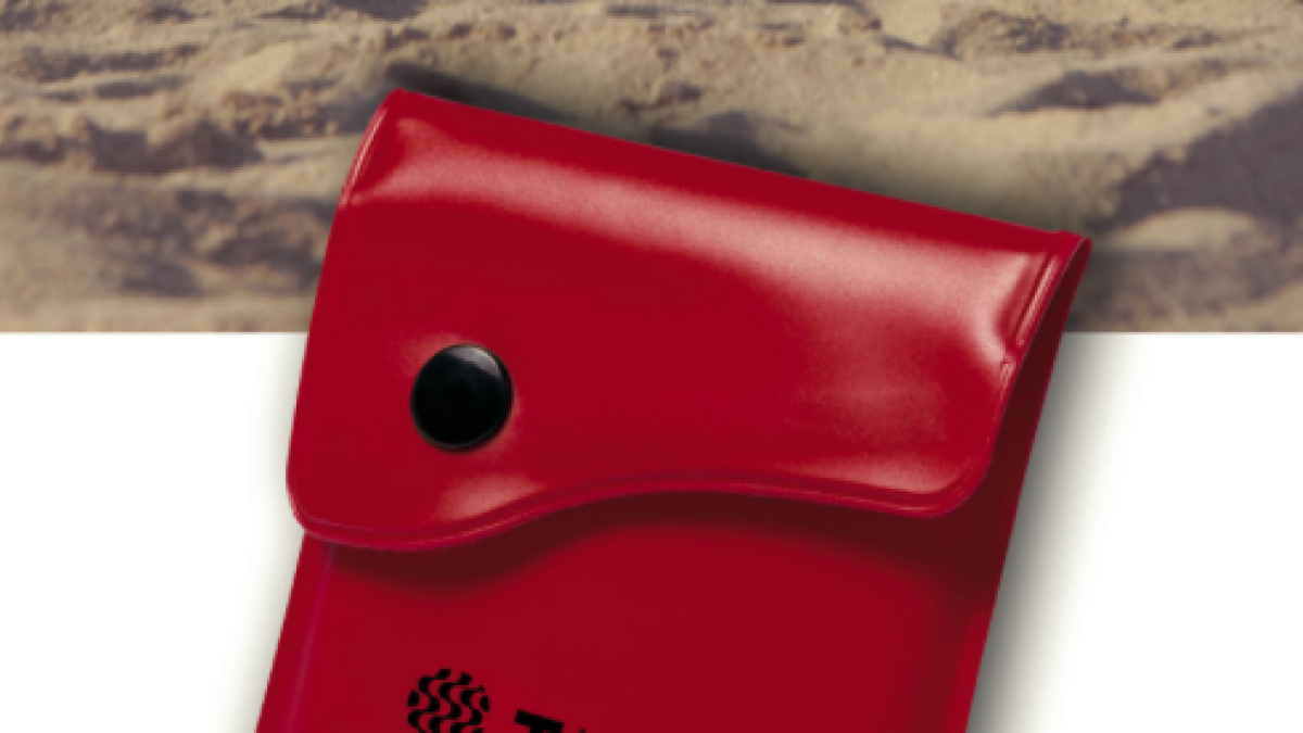 Es reparteixen 8.000 cendrers de butxaca per evitar les burilles a les platjes de Tarragona