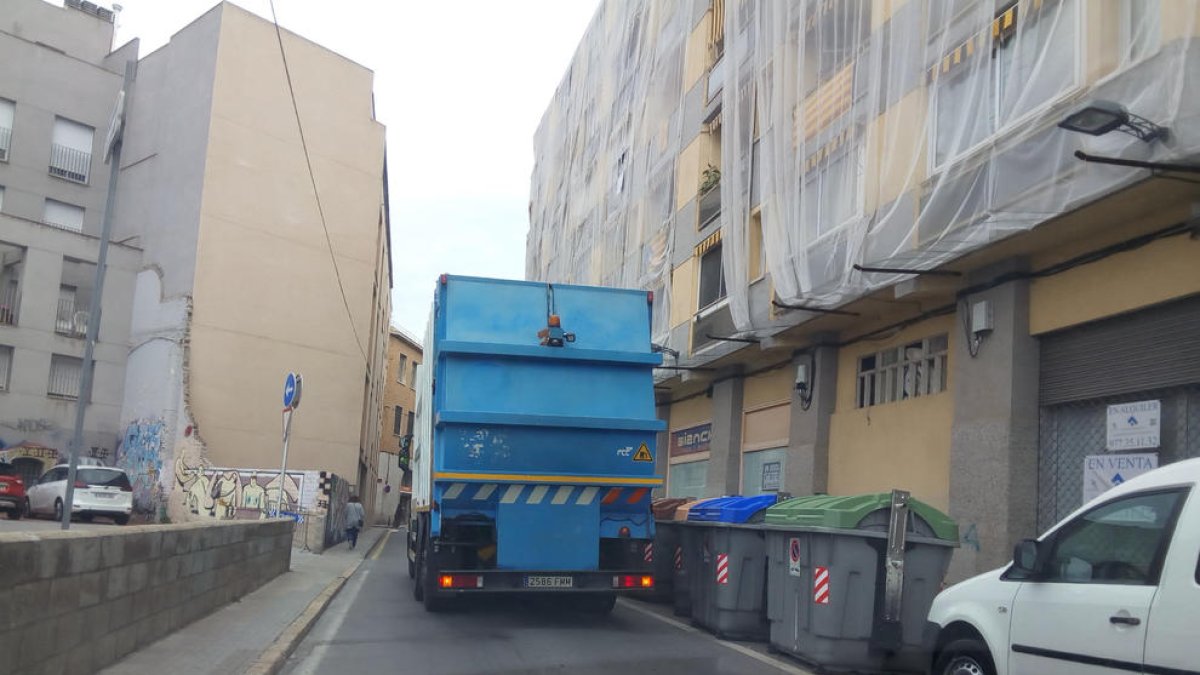 Los sucesivos incendios en camiones de la basura en Reus obligan a alquilar siete más