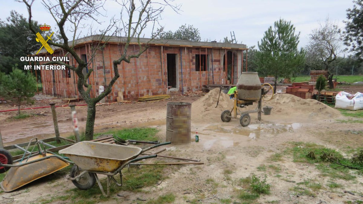 Investiguen tres persones per construir il·legalment un habitatge a Roquetes