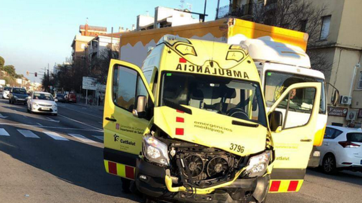 Un choque entre una ambulancia y un coche deja un herido leve en Segur de Calafell