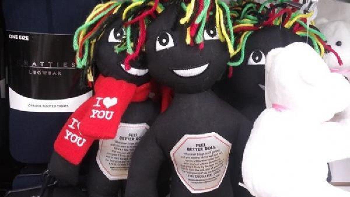 Retiran una muñeca de color por incitar a golpearla contra la pared en caso de estrés