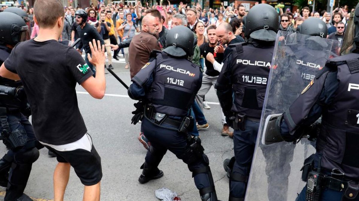 Demandan a un mosso que calificó a los miembros del cuerpo español de «terroristas uniformados»