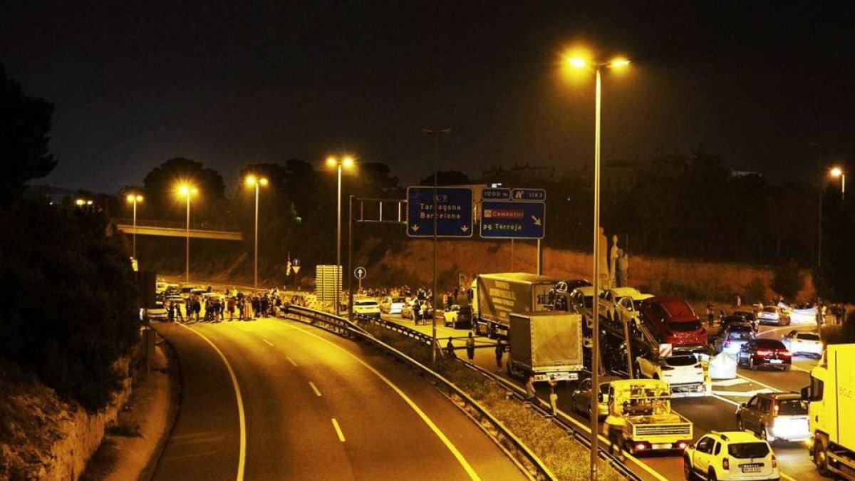 Unas 200 personas cortan la A-7 en Tarragona después de la manifestación para conmemorar el 1-O