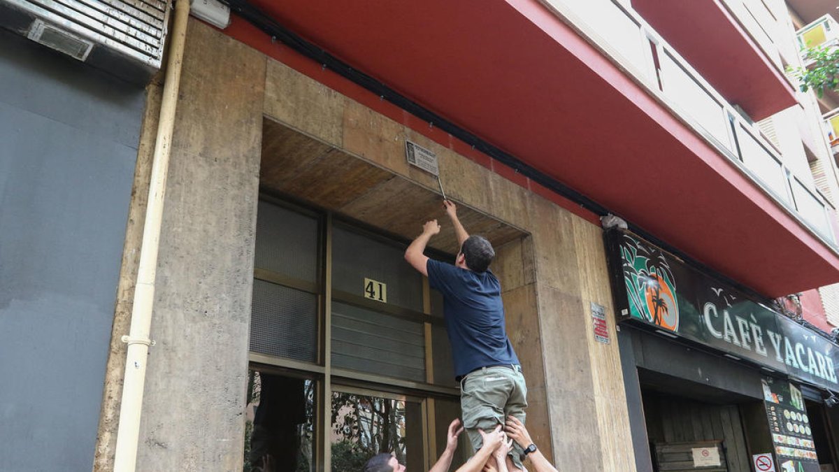 Despengen 15 plaques franquistes a blocs de pisos del Carrilet i passeig Prim