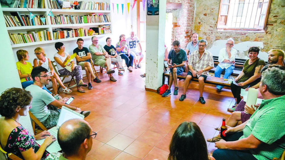 Militantes y simpatizantes de la CUP Tarragona debaten sobre la entrada en el gobierno