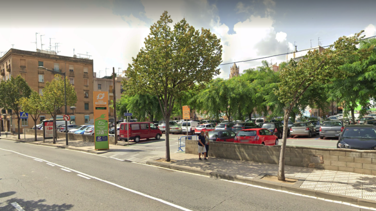 Cerrada parcialmente la zona azul de la Riera para hacer mantenimiento del arbolado