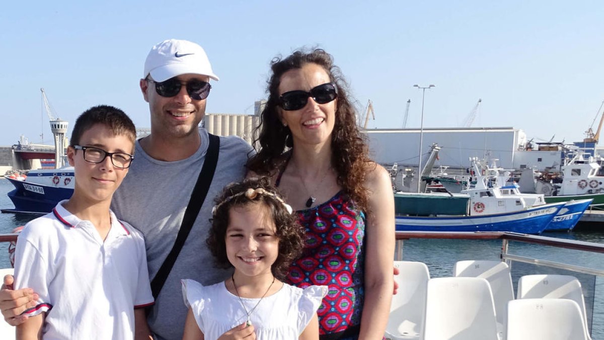 L'Acadèmia de Sirenes de Tarragona compleix el somni de l'Angela, una nena en tractament oncològic