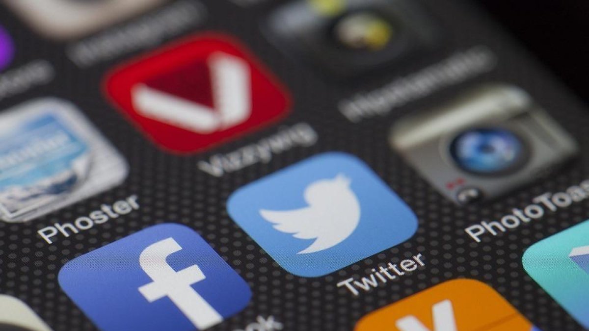Twitter almacena mensajes directos borrados, incluso de cuentas eliminadas