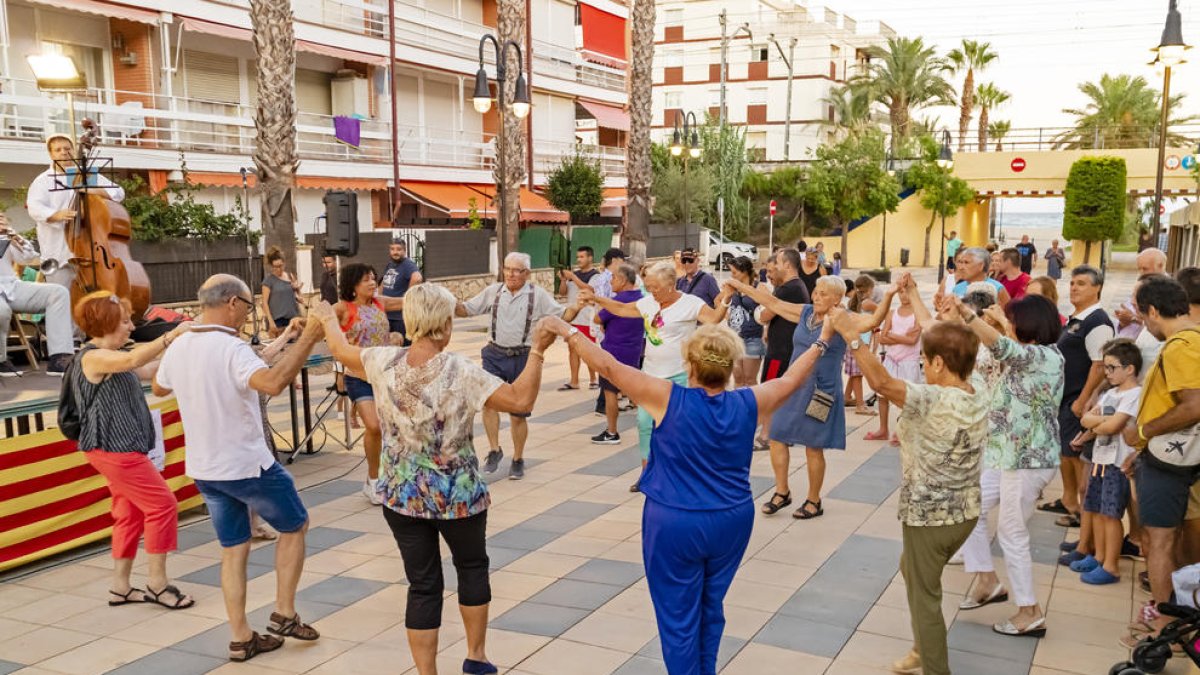 La Cobla Reus Jove inaugura la plaza Sant Jaume de Roda de Berà
