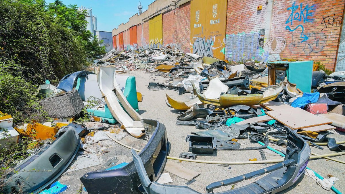 Tones de residus de tota mena s'amunteguen al Polígon Francolí de Tarragona