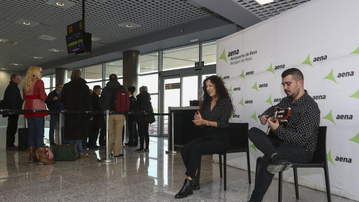 Taller de Músics irromp a l'Aeroport amb un espectacle de flamenc per als passatgers