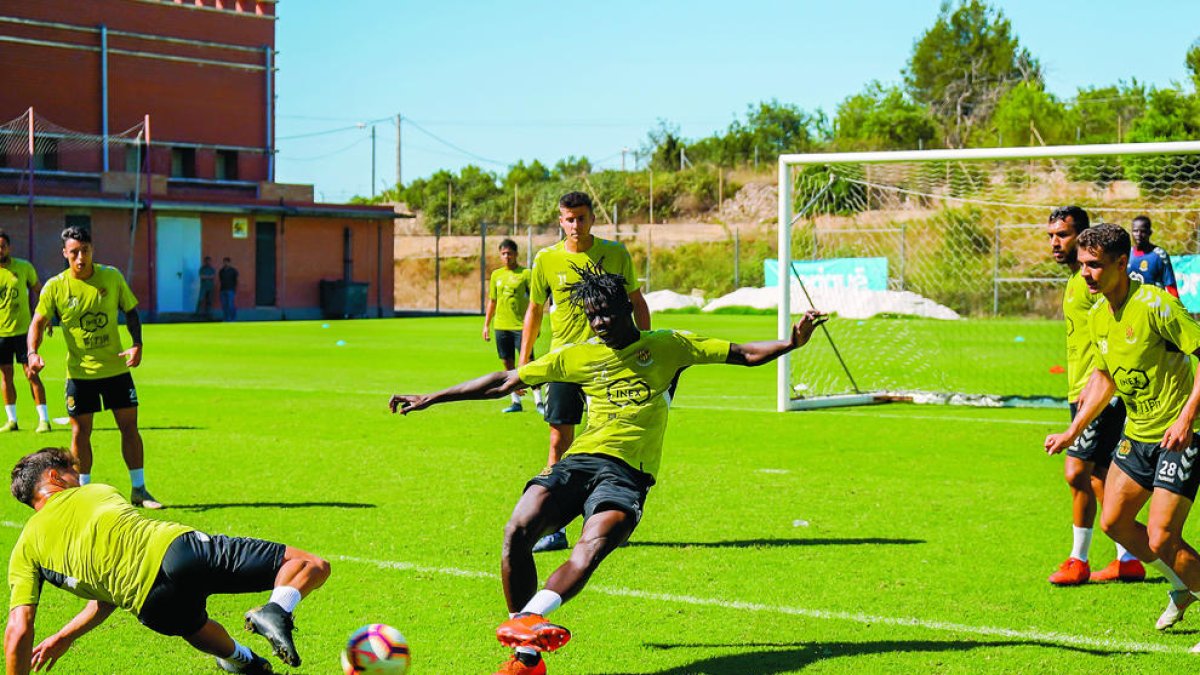 El Nàstic cuenta con Salva Ferrer i Djetei por|para la defensa tarraconense
