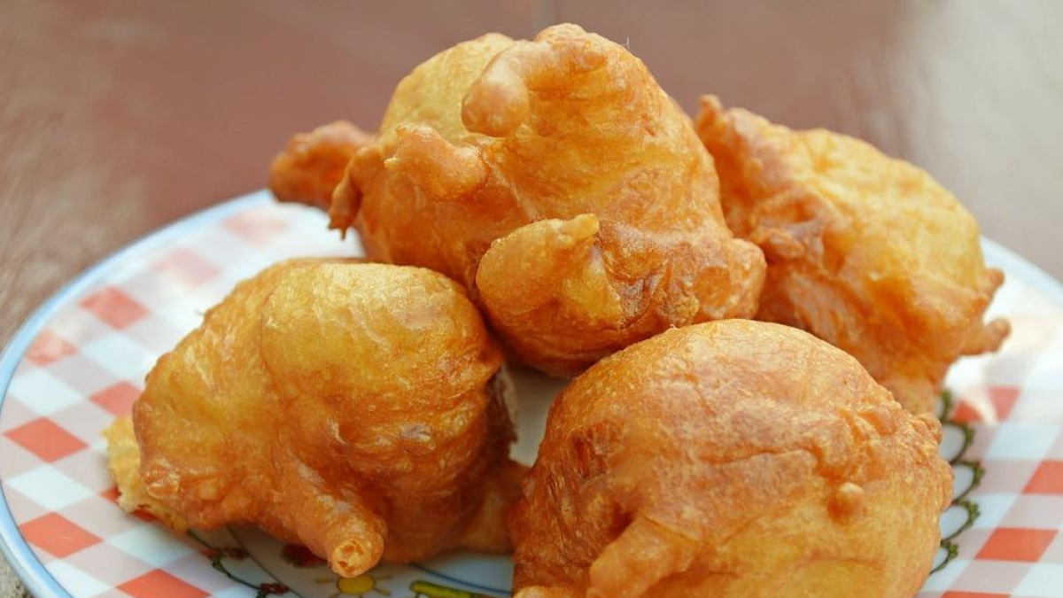 Buñuelos de calabacín y albahaca