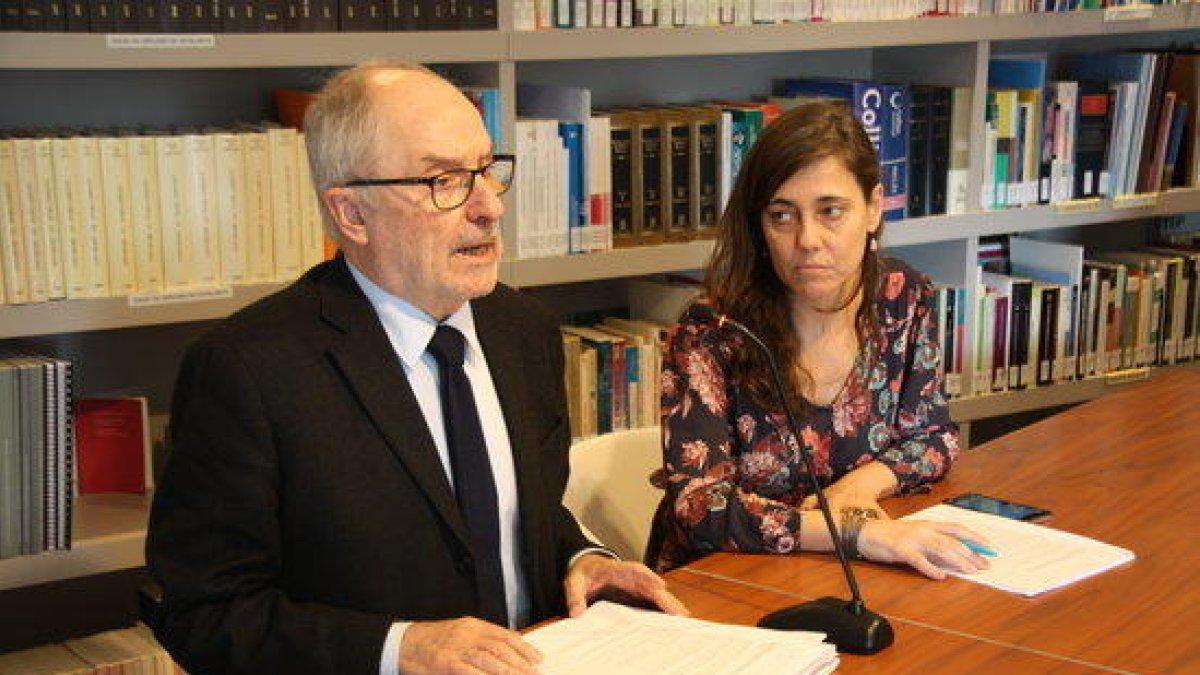El Síndic de Greuges, Rafael Ribó, y la adjunta para la defensa de los derechos de la infancia, Maria Jesús Larios, durante la rueda de prensa para anunciar las medidas para investigar abusos sexuales en instituciones católicas.