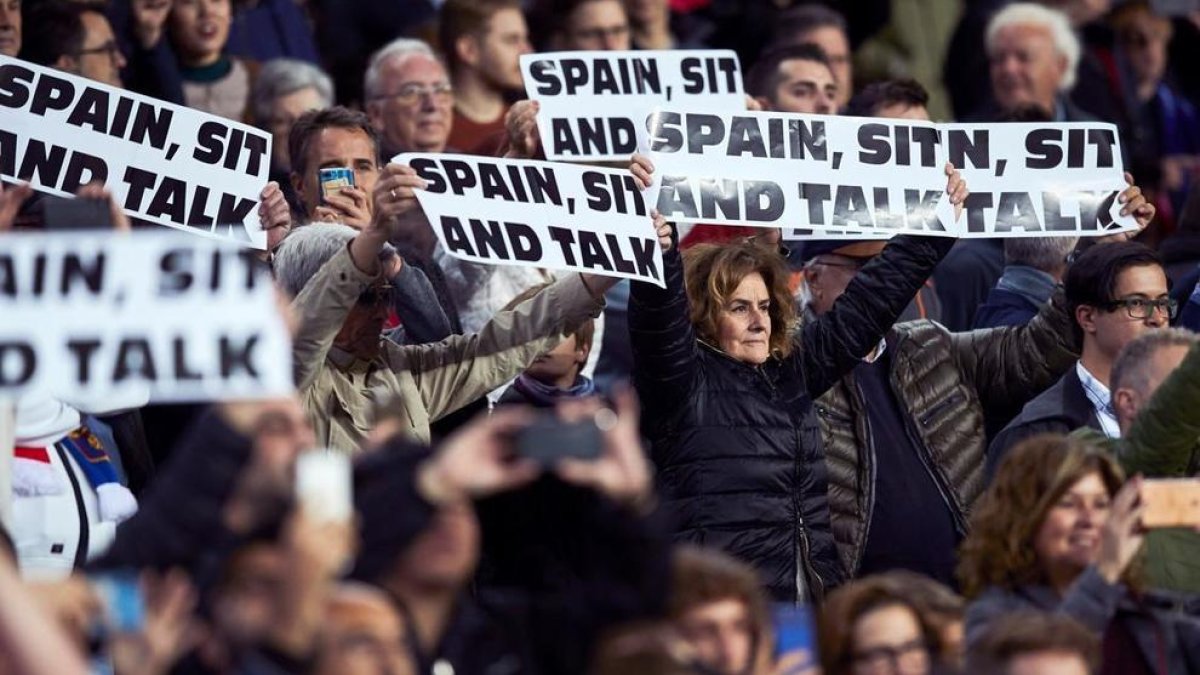 Spain, Sit and Talk, tsunami democràtic, cartells, futbol, partit