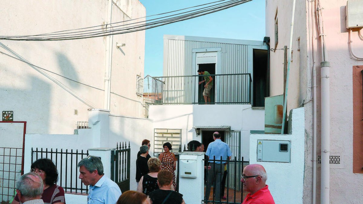 La cooperativa Llars Familiars allotja una mare i les filles a Sant Josep Obrer