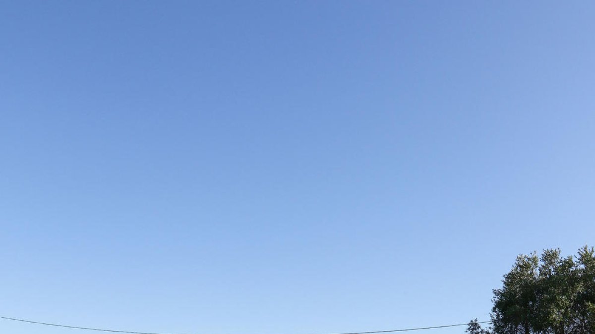 La C-14 corta por la mitad el camino de Mas Calvó.