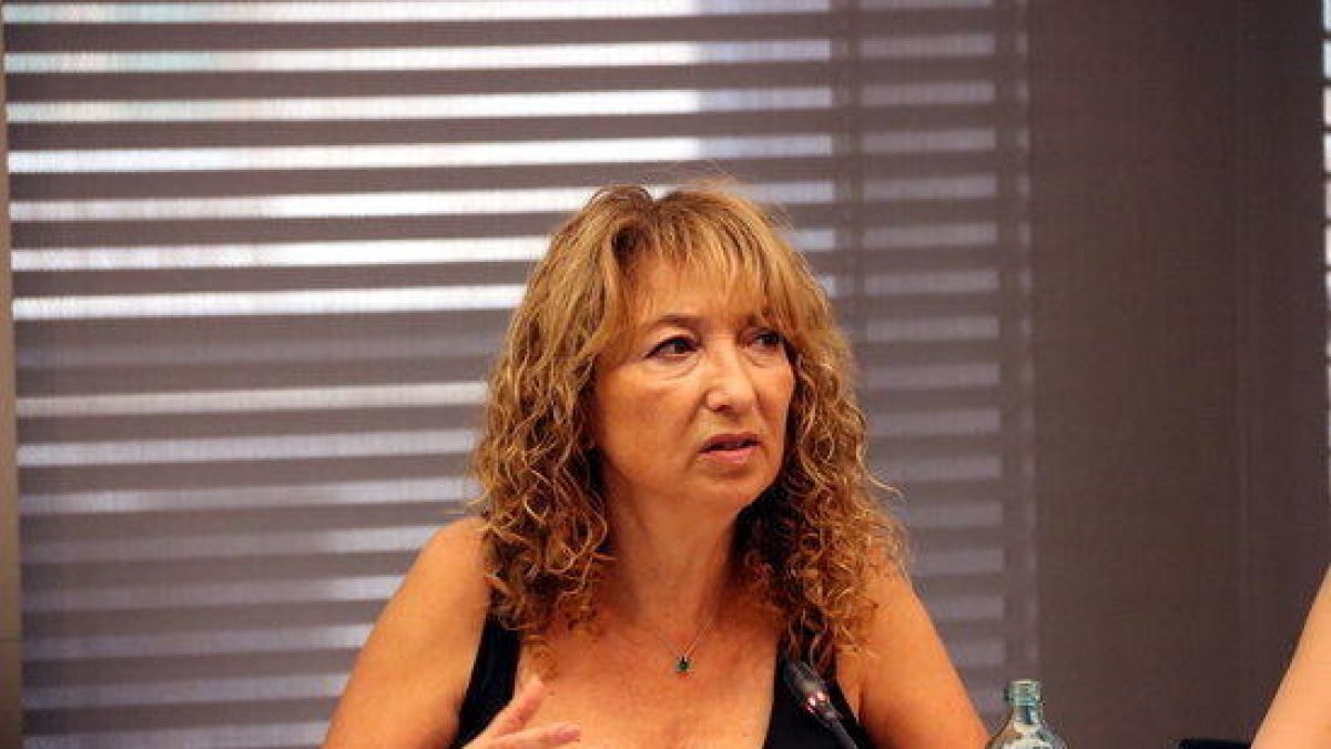 Primer pla de la presidenta de la Unitat d'Atenció i Valoració a Víctimes Afectades per Terrorisme (UAVAT), Sara Bosch, durant una roda de premsa a l'Ajuntament de Barcelona.