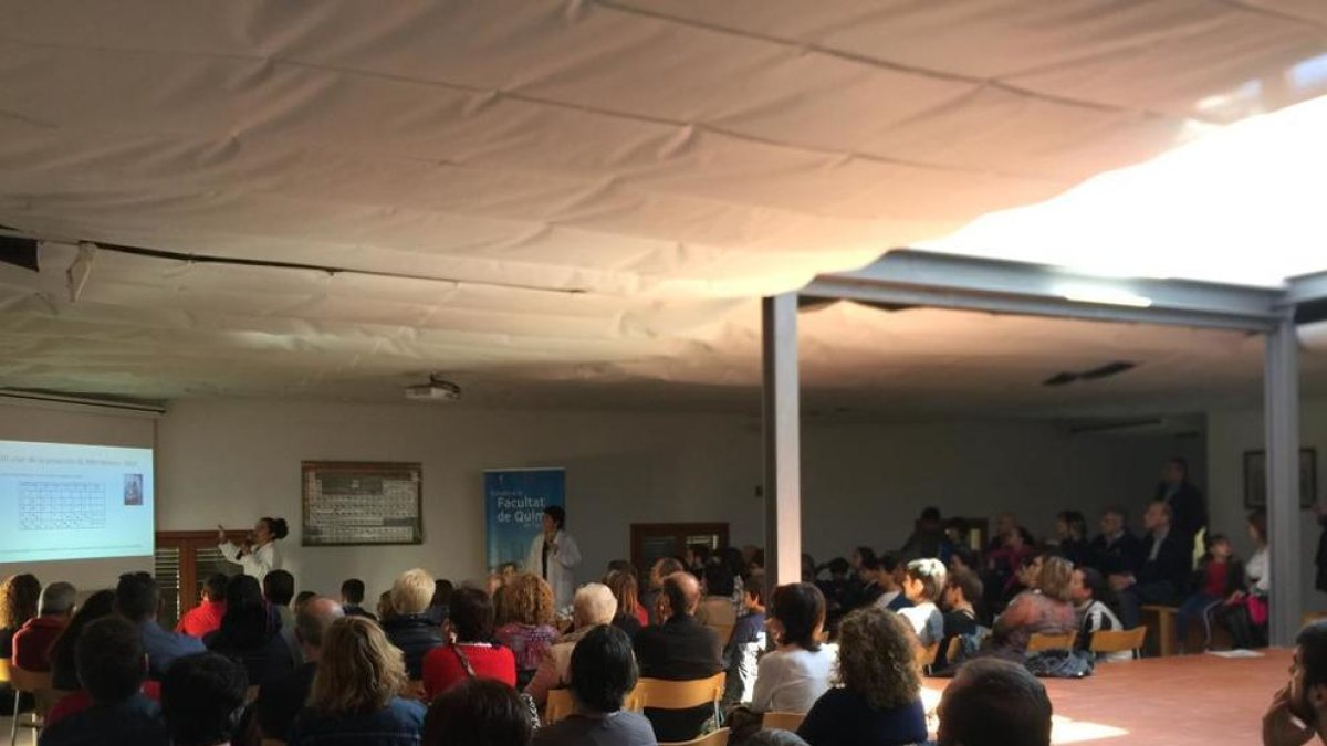 La xerrada 'Els secrets de la taula periòdica' omple la Casa Canals de Tarragona