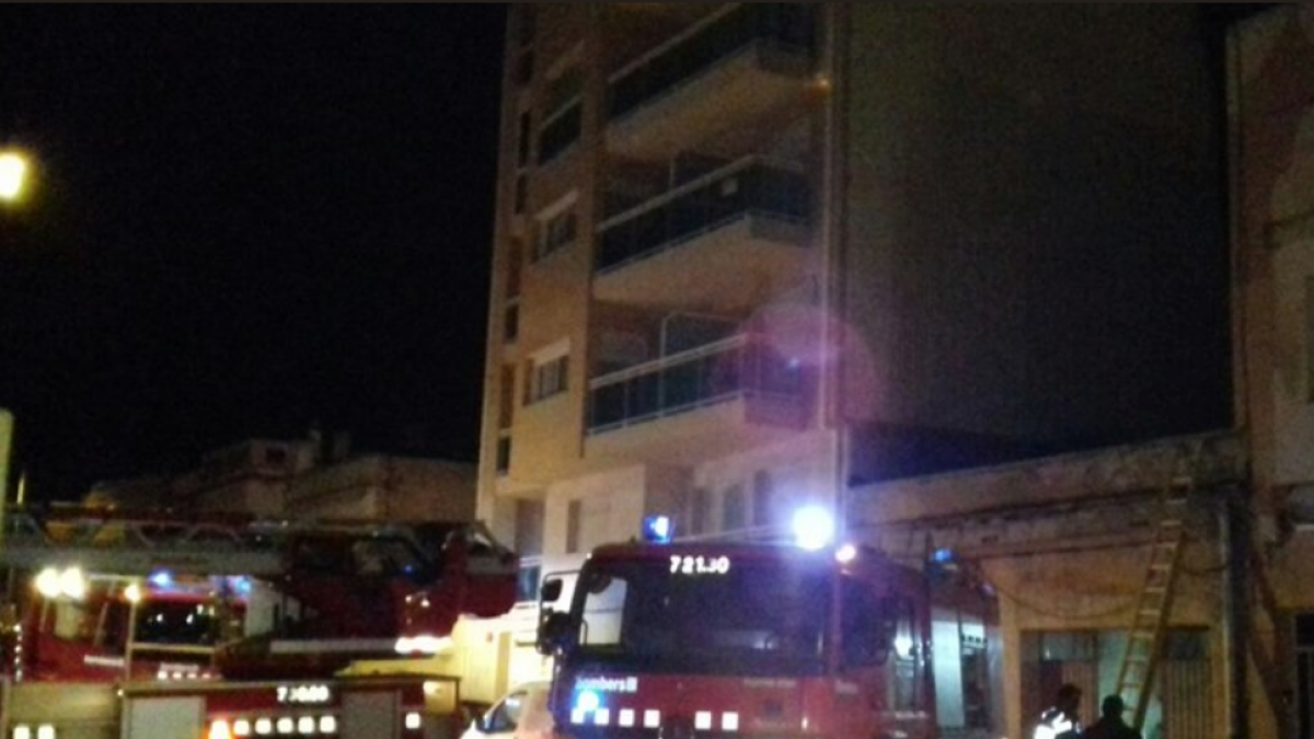 Catorze adults i dos menors evacuats en un incendi a Sant Carles de la Ràpita