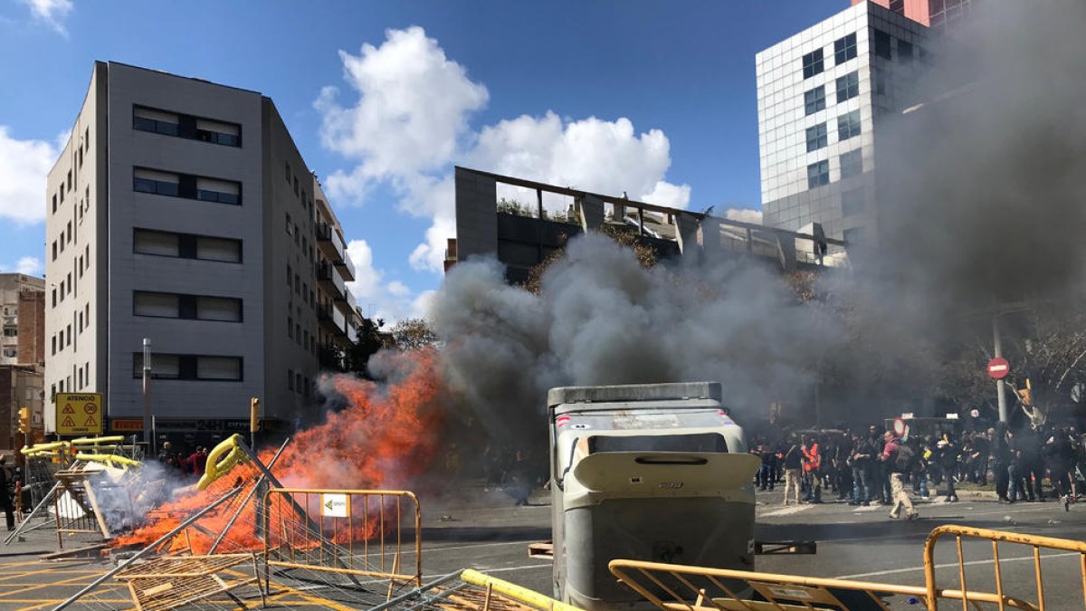 Al menos tres detenidos en la protesta antifascista de Barcelona