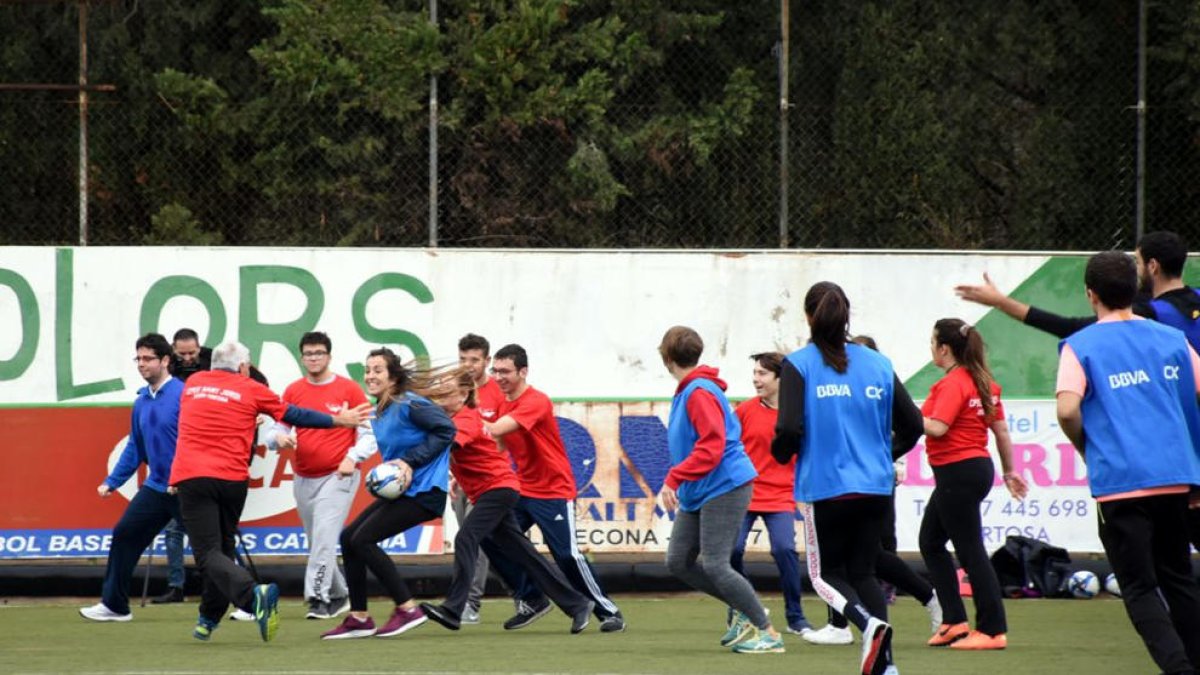Estudiantes de la URV entrenan alumnos de educación especial en un proyecto de rugby inclusivo