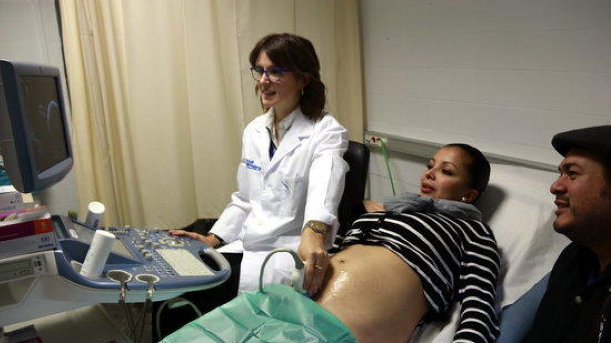 Una mujer embarazada se hace una ecografía en una consulta ginecológica del Hospital Vall d'Hebron