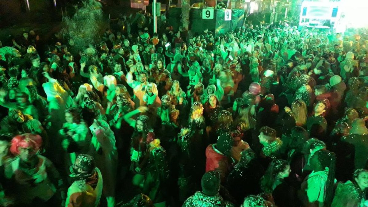 Más de 30.000 personas viven el Coso Blanco de Salou