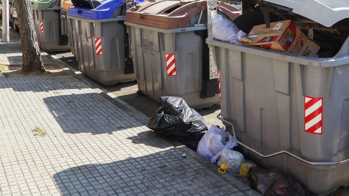 Basura fuera de los contenedores en Reus.